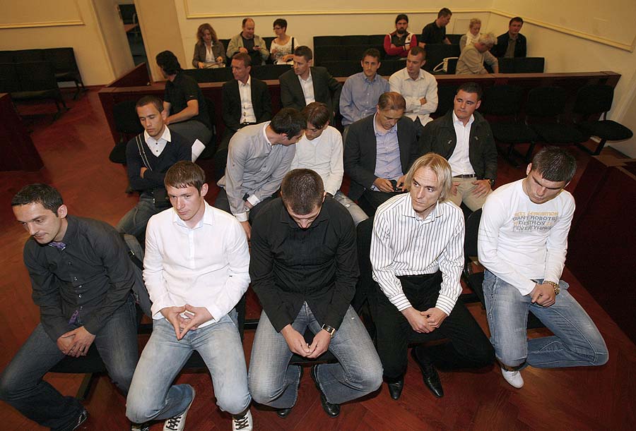 Zagreb, 190511.Zupanijski sud, Zrinjevac.Pocetak sudjenja nogometasima optuzenim za namjestanje utakmica i primanje mita (afera Offside)Na fotografiji: prvi red: Mario Cizmek (prvi s lijeva) , Jasmin Agic (drugi s desna).Foto: Damjan Tadic / CROPIX 