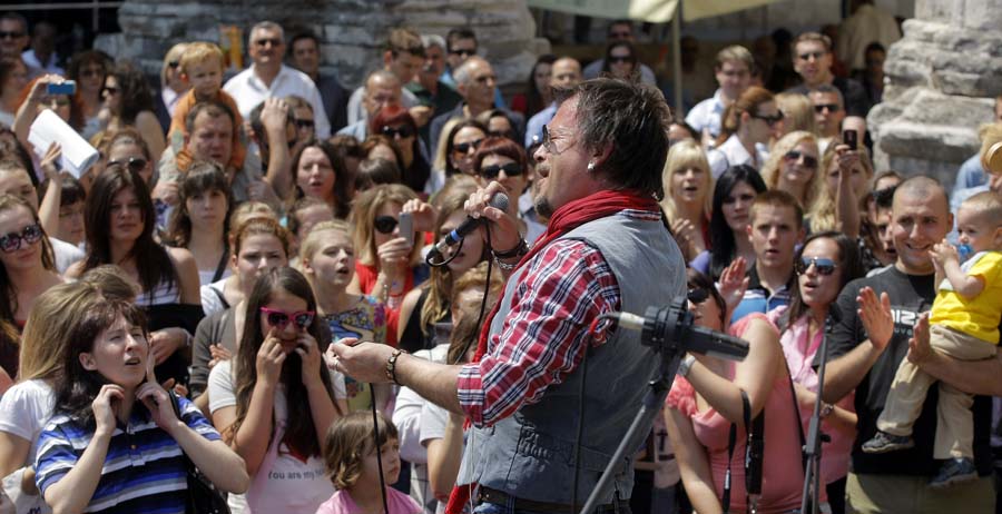 Pula, 190511.Zlatan Stipisic Gibonni na pulskom trgu Portarata podno Zlatnih vrata polusatnim je koncertom iznenadio Puljane i najavio svoj koncert 28.8. u Areni.Foto: Goran Sebelic / CROPIX                              