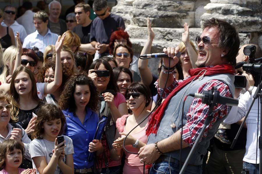 Pula, 190511.Zlatan Stipisic Gibonni na pulskom trgu Portarata podno Zlatnih vrata polusatnim je koncertom iznenadio Puljane i najavio svoj koncert 28.8. u Areni.Foto: Goran Sebelic / CROPIX                              