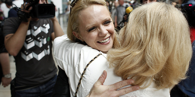 Zagreb, 190511.Tatjana Matejas Cameron Tajci sletila je u zagrebacku zracnu luku Pleso povodom domace turneje.Na slici: Tajci s majkom.Foto: Dragan Matic / Cropix