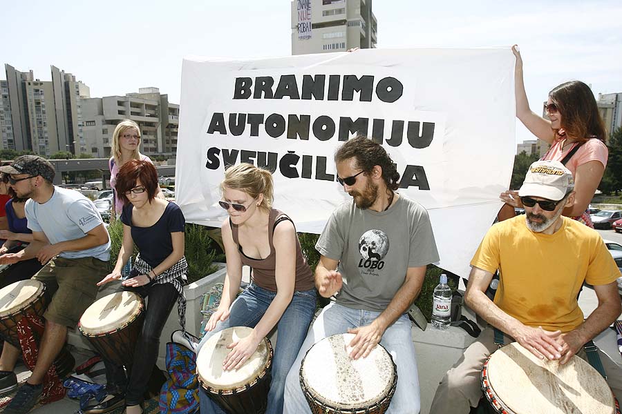 Split, 200511.Sveucilisna knjiznica.Blokada i prosvjed nezadovoljnih studenata. Foto: Vladimir Dugandzic / CROPIX          