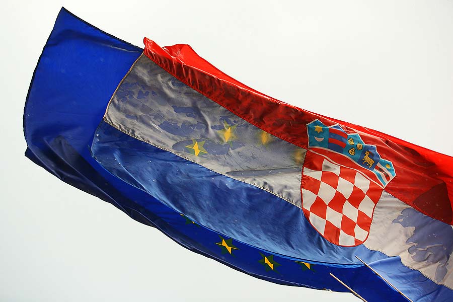 zagreb 130607strossmayerov trgzastave rh i eu na kisitijekom kratkog proljetnog pljuska zastave republike i hrvatske unije smocene kisom stvorile su zanimljivu kreaciju foto elvir tabakovic / CROPIX-zag-