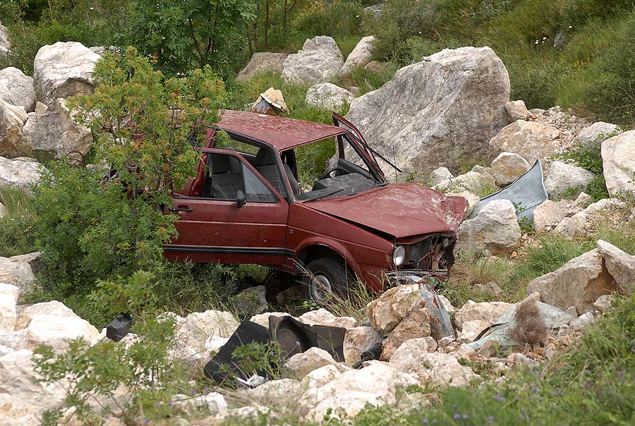 Dubrovnik, 230511.Nocas je vozac vozilom Golf 2 sletio u provaliju duboku 80 metara na predjelu Barutana izmedju Pobrezja i Osojnika i prezivio. U izvlacenju su sudjelovali Dubrovacki vatrogasci.Foto: Zeljko Tutnjevic / DUBROVACKI VJESNIK / CROPIX