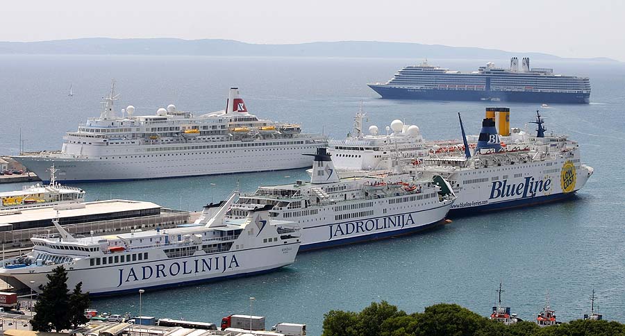 Split, 240511.Danas su u Split uplovila 4 velika kruzera, Costa Allegra,S eabourn Spirit, Boudicca i Nieuw Amsterdam koji je ostao na sidristu ispred luke.Foto: Duje Klaric / CROPIX