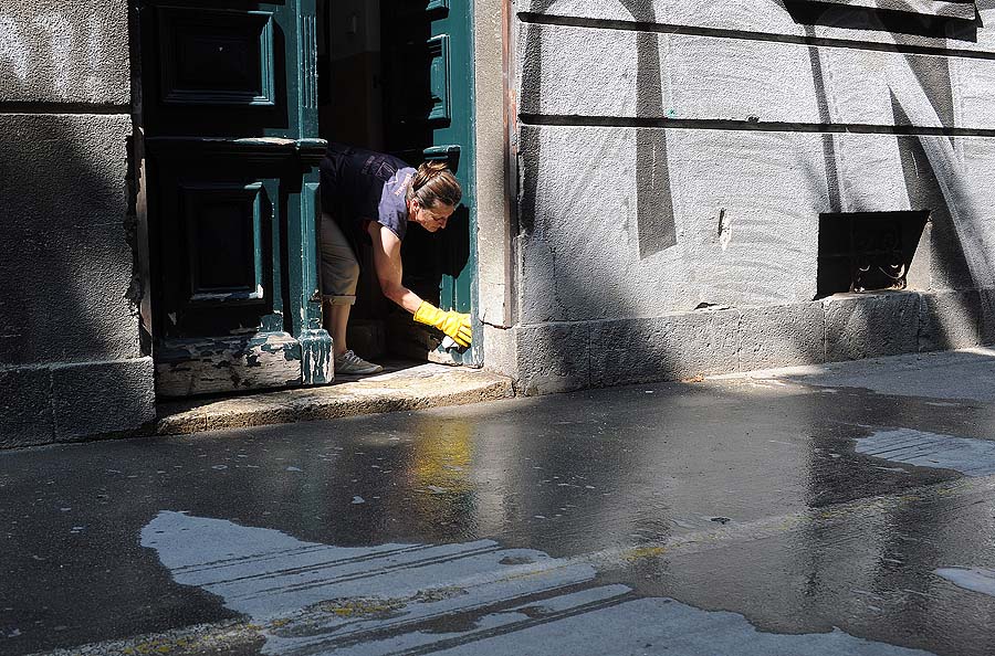 Zagreb,  240511.Policijski inspektor je u 10,20 sati u Klaicevoj ulici ispred marketa Plus, prilikom privodjenja muskarca pucao u njegovog psa. Svjedok dogadaja objasnio  je kako je do pucnjave doslo jer je policajac reagirao u samoobrani, buduci da je privedeni huskao psa na policiju dok su ga privodili. Pas se nalazi na Veterinarskom fakultetu na Odjelu intenzivne njege. Na slici: cistacica cisti haustor na kucnom broju 48 gdje se pas sklonio nakon ranjavanjaFoto : Srdjan Vrancic / CROPIX
