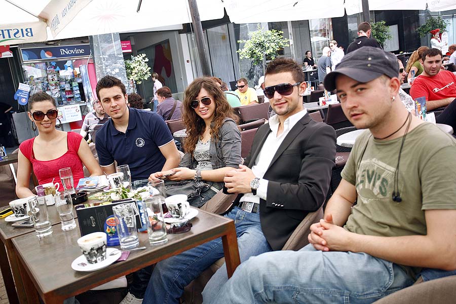 Zabok, 240511.U okviru proslave Dana grada Zagreba, Grad Zagreb i Koncertna direkcija Zagreb organiziraju Zagrebacki festival djece i mladih od 23. do 27. svibnja 2011. godine na Trgu Petra Preradovica. Program ukljucuje nastupe djece vrtickog, osnovnoskolskog i srednjoskolskog uzrasta.Danas su malisane zabavljali i klaunovi iz Udruge Triko.Svoje umijece u akrobacijama pokazali su i finalisti RTL-ovog showa HTZ koji su iskoristili lijep dan za kavu i setnju gradom.Na slici: Maja Bajamic, Taher Sanuri, Marcela Orosi, Mark Marku i Goran Kos.Foto: Neja Markicevic / CROPIX