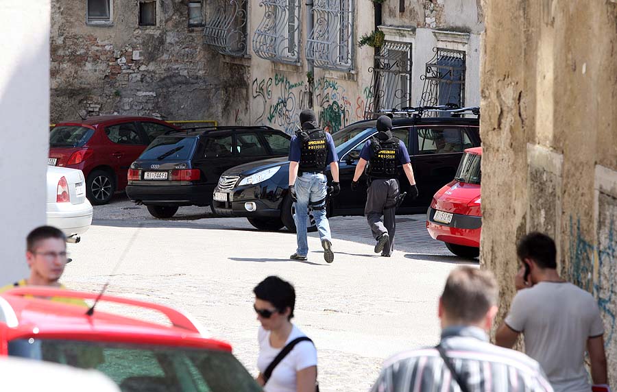Rijeka, 250511.Danas oko 14 sati desetak pripadnika specijalne policije uoceno je u Starom gradu. Kretali su se prema parkiralistu Gomila, kruzili oko zatvora i crkve Svetog Vida. Koga ili sto su trazili, do slanja fotografija nismo uspjeli doznati.Foto: Tea Cimas / Cropix