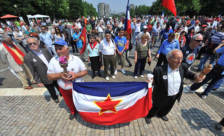 Beograd, 250511. Ispred Muzeja povijesti Jugoslavije danas je predajom stafeta i umetnickim programom obiljezen 25. maj, koji je u SFRJ slavljen kao Dan mladosti i rodjendan Josipa Broza Tita.Foto: BLIC / CROPIX?SRBIJA OUT