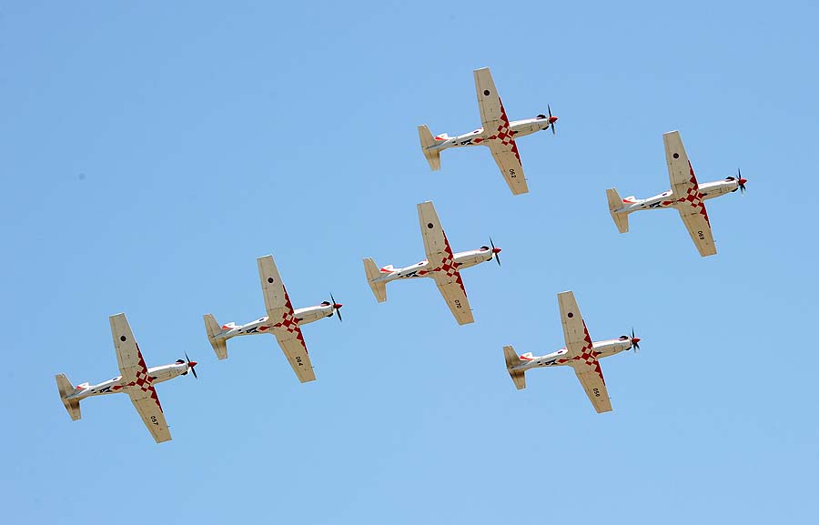 Zadar, 260511.Povodom dana oruzanih snaga RH u 93 zrakoplovnoj bazi u Zemuniku odrzan je dan otvorenih vrata, pa su vojarnu posjetila mnogobrojna djeca i gradjani.Na fotografiji: Akro grupa Krila Oluje.Foto: Andrija Lucic / Cropix