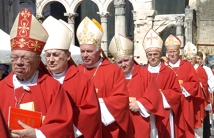 Split, 070508.Procesija Sudamja ulicama Splita povodom blagdana Svetog Dujma patrona grada Splita. Procesiji su nazocili brojni crkveni dostojanstvenici.Foto: Paun Paunovic / CROPIX