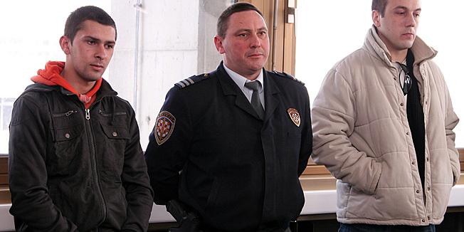 Karlovac, 220311.Na Opcinskom sudu u Karlovcu zapocelo je sudjenje policajcu Kristijanu Maglicu (desno) okrivljenom da je prosle godine u ozujku brutalno pretukao karlovackog delikventa Alena Ajkica (lijevo s lisicama).Foto: Mario Pusic / Cropix