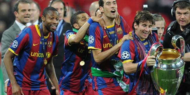 Barcelona's Argentinian forward Lionel Messi (R) and teammates celebrate with the trophy at the end of the UEFA Champions League final football match FC Barcelona vs. Manchester United, on May 28, 2011 at Wembley stadium in London.Barcelona won 3 to 1. AFP PHOTO / FRANCK FIFE