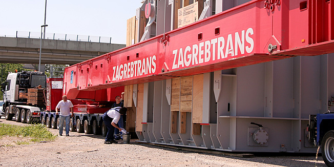 Karlovac, 300511.Ogromni transformator tezak 236 tona (sa 70 metara dugom kompozicijom koja ga prevozi; dva tegljaca i dvije labudice; tezi skoro 500 tona) u Karlovcu ceka da se ojaca most Banija kako bi mogao nastaviti put prema rijeckoj Luci, preko koje iz poduzeca Koncar putuje za Novi Zeland.Foto: Mario Pusic / CROPIX