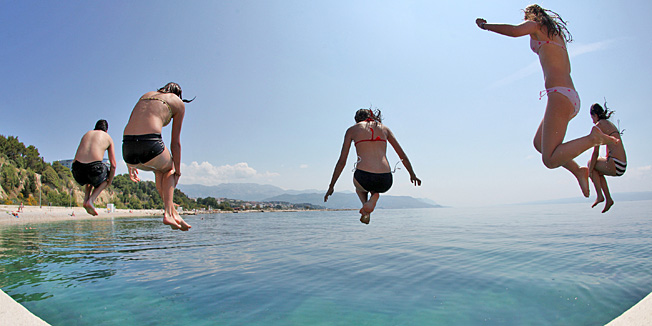 Split, 310511.Iznimno vruc dan u Dalmaciji, temperature vec prelaze +30 stupnjeva. Na slici grupa srednjoskolaca izvodi vratolomije na Splitskom ZnjanuFoto: Zvonimir Barisin/CROPIX