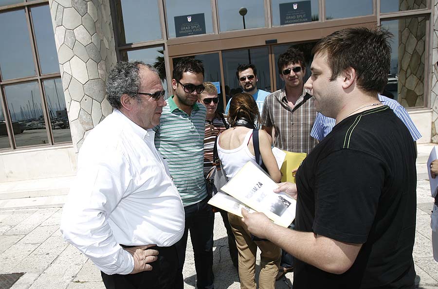 Split , 310511.Mladi SDP-a i HNS-a predali su gradonacelniku Splita Zeljku Kerumu Program za mladekoji je on obecao procitati. Na fotografiji:  Zeljko Kerum s mladim SDP-a i HNS-a  Foto : Vladimir Dugandzic / CROPIX           