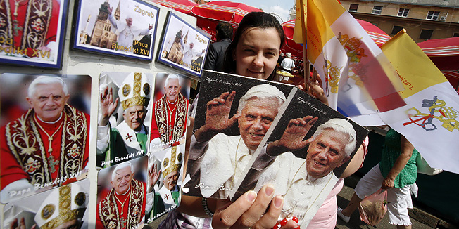 Zagreb, 010611.Dolac.Prodajom suvenira i trgovci se pripremaju za dolazak svetog oca Pape Benedikta XVI.Na fotografiji: Magneti, bedzevi, privjesci sa likom Pape po cijeni od 10 do 20 kuna.Vatikanska zastavica 15 kn.Foto; Damjan Tadic / CROPIX