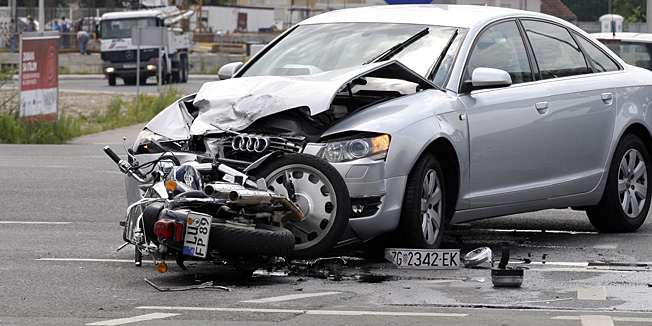 Zagreb, 020611.Teska prometna nesreca na krizanju Jadranske avenije i skretanja za Bolnicu Blato u smjeru zapada. U sudaru osobnog automobila Audi i motocikla njemackih registracijskih oznaka smrtno je stradao vozac motocikla.Foto: Nenad Dugi/ CROPIX