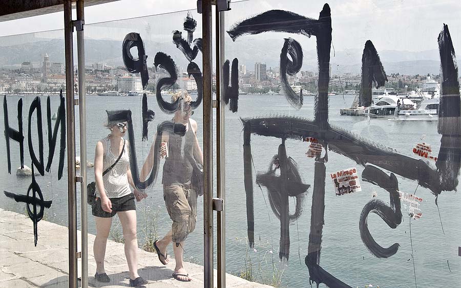 Split, 020611.Isarana stakla nacistickim i ustaskim simbolima  na autobusnoj stanici kod Banovine.Foto: Josko Ponos / CROPIX