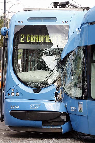 Zagreb 020611.Krizanje Branimirove i Drziceve.Prometna nesreca u kojoj su se sudarila dva tramvaja.Popucana stakla i tramvaji koji su ispali iz tracnica  a ozlijedjenih navodno nema.Foto: Goran Mehkek / Cropix