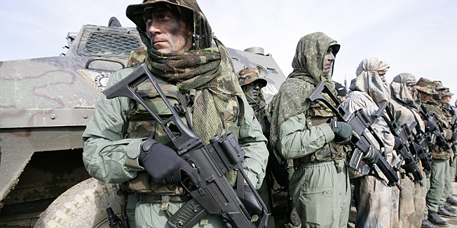 Gasinci, 260209.Zapovjednik Hrvatske kopnene vojske general pukovnik Mladen Kruljac i vojni izaslanik SAD-a u RH brigadir Brendon Mc Aloon na VP Gasinci pratili su vojnu vjezbu pripadnika Operativnog mentorskog tima-prvog  mjesovitog americko-hrvatskog tima na celu s bojnikom Ivanom Galovicem  koji ce biti upucen u Afganistan.Vojnici koji su u vjezbi glumili talibane.Foto: Vlado Kos / Cropix