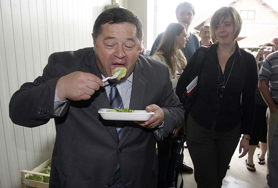 Varazdin, 030611.Ministar poljoprivrede Petar Cobankovic danas je posjetio proizvodjaca povrca iz Vidovca kod Varazdina Zlatka Zadravca. Posjet je bio u namjeri da se pomogne domacim proizvodjacima povrca i pokaze da je hrvatsko povrce zdravstveno ispravno.Na slici: ministar Cobankovic probao je povrce.Foto: Zeljko Hajdinjak / Cropix