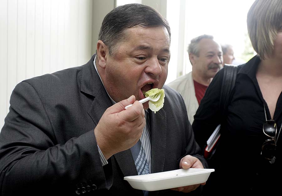 Varazdin, 030611.Ministar poljoprivrede Petar Cobankovic danas je posjetio proizvodjaca povrca iz Vidovca kod Varazdina Zlatka Zadravca. Posjet je bio u namjeri da se pomogne domacim proizvodjacima povrca i pokaze da je hrvatsko povrce zdravstveno ispravno.Na slici: ministar Cobankovic probao je povrce.Foto: Zeljko Hajdinjak / Cropix