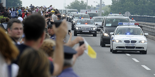 Zagreb, 040611. Zracna luka Pleso.Posjet Pape Benedikta XVI. Hrvatskoj - Zagreb, 04. i 05. lipnja. Na slici: Kolona Pape Benedikta XVI. na Mostu Slobode.Foto: Drago Sopta / CROPIX