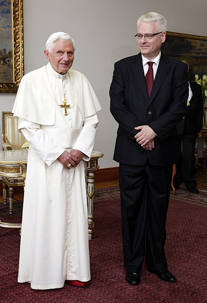 Zagreb, 040611. Zracna luka Pleso.Posjet Pape Benedikta XVI. Hrvatskoj - Zagreb, 04. i 05. lipnja. Na slici: Papa Benedikt XVI. posjetio je predsjednika RH Ivu Josipovica u Uredu predsjednika.Foto: Davor Pongracic / CROPIX