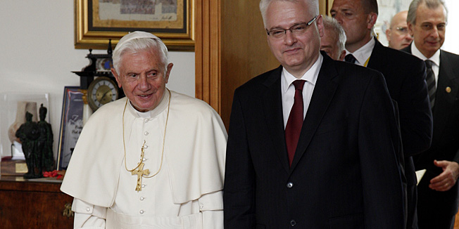Zagreb, 040611. Zracna luka Pleso.Posjet Pape Benedikta XVI. Hrvatskoj - Zagreb, 04. i 05. lipnja. Na slici: Papa Benedikt XVI. posjetio je predsjednika RH Ivu Josipovica u Uredu predsjednika.Foto: Davor Pongracic / CROPIX