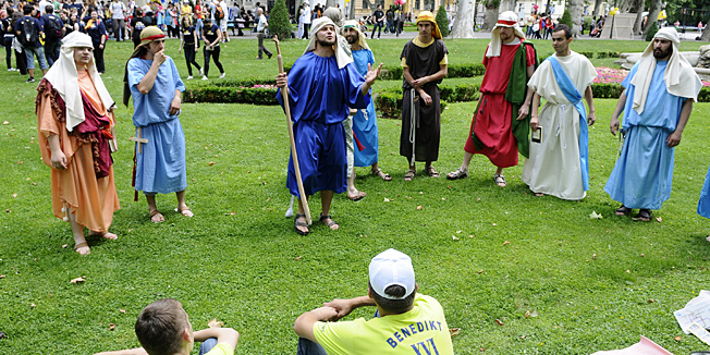 Zagreb, 040611. Posjet Pape Benedikta XVI. Hrvatskoj - Zagreb, 04. i 05. lipnja. Na slici: Katolicka mladez prije odlaska na Trg bana Jelacica provodila je vrijeme plesuci, pjevajuci i druzeci se na Zrinjevcu.Foto: Dragan Matic / CROPIX