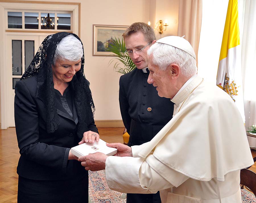 Zagreb, 040611. Papa Benedikt XVI. popodne je u Apostolskoj nuncijaturi na zagrebackom Ksaveru primio predsjednicu hrvatske Vlade Jadranku Kosor i s njom izmijenio simbolicne darove. Foto: FaH / POOL / Vlada RH / CROPIX