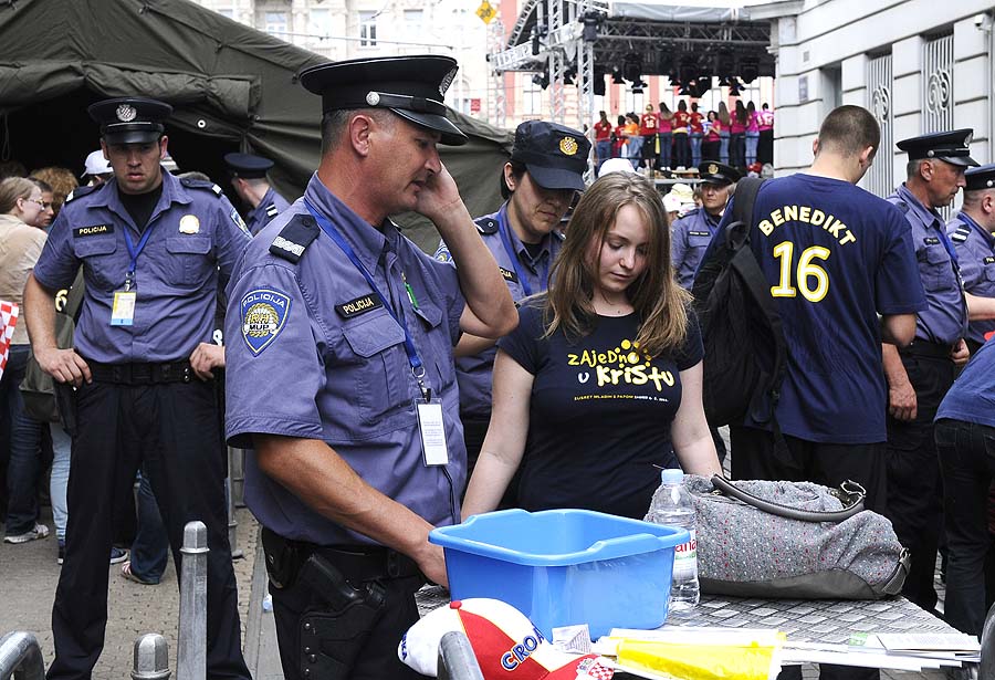 Zagreb, 040611.Praska ulica.Posjet Pape Benedikta XVI. Hrvatskoj - Zagreb, 04. i 05. lipnja. Na slici: Praska ulica, policija vrsi kontrolu ulaska na Trg bana Josipa Jelacica, gdje bi mladi trebali imati susret sa papom Benediktom XVI.Foto: Admir Buljubasic / CROPIX