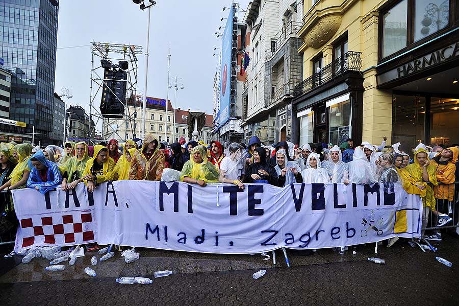 Zagreb, 040611.Posjet Pape Benedikta XVI. Hrvatskoj - Zagreb, 04. i 05. lipnja. Bdijenje s mladima na Trgu bana Josipa Jelacica.Foto: Boris Kovacev / CROPIX