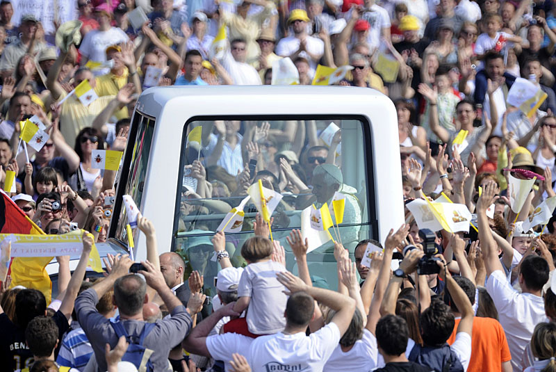 Zagreb, 050611. Hipodrom.Posjet Pape Benedikta XVI. Hrvatskoj - Zagreb, 04. i 05. lipnja. Svecano euharisijsko slavlje povodom Nacionalnog dana obitelji.Na slici: Papa Benedikta XVI. dosao je na Hipodrom.Foto: Marko Miscevic / CROPIX