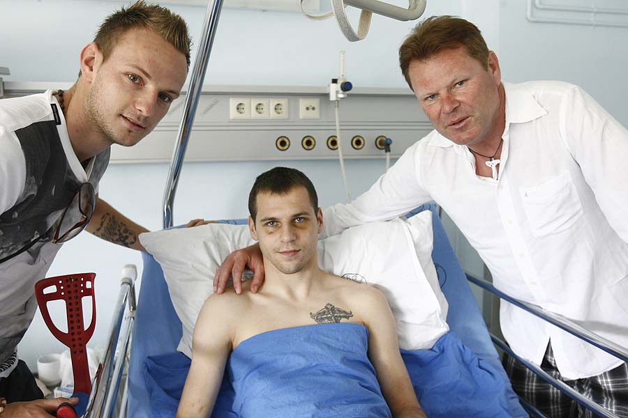 Split, 050611.Na Odjelu neurokirurgije KBC-a Split nogometasa Dragu Gabrica , koji je stradao u teskoj prometnoj nesreci koja se dogodila 23. svibnja, posjetio je nogometas Ivan Rakitic. Na fotografiji: Ivan Rakitic, Drago i Tonci Gabric.Foto: Vladimir Dugandzic / CROPIX           