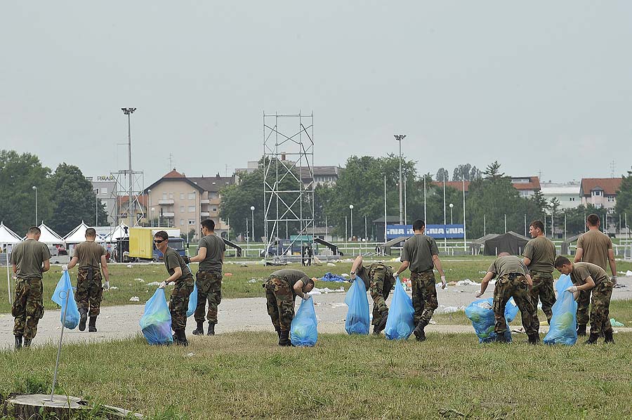 Zagreb, 060611.Hipodorm, dan poslje velike Papine mise radnici i Hrvatska vojska uzurbano rade na demontiranju oltara, popratnih satora, skela i ciscenju smeca.Na slici: Hrvatska vojska cisti smece.Foto: Damir Krajac / CROPIX