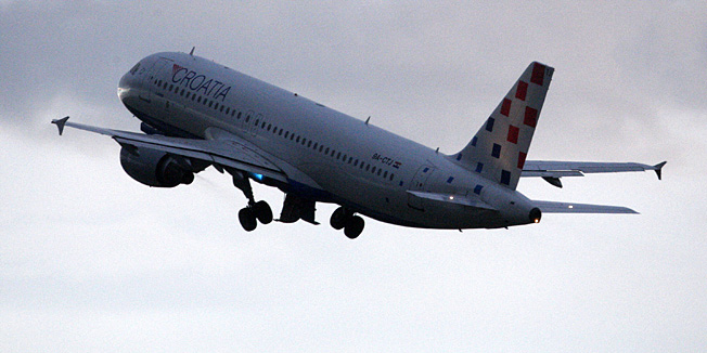 Zagreb, 050611. Posjet Pape Benedikta XVI. Hrvatskoj - Zagreb, 04. i 05. lipnja.Odlazak Svetog Oca nakon dvodnevnog posjeta Zagrebu i Hrvatskoj.Na slici: avion kojim je papa Benedikt XVI. odletio iz Zagreba.Foto: Davor Pongracic / CROPIX