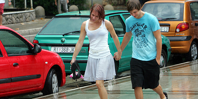 Opatija, 280810.Jaka kisa koja je pocela padati oko podneva rastjerala je  sa plaza jos uvijek veliki broj turista u Opatiji. Jesenski ugodjaj polako najavljuje kraj turisticke sezone.Foto: Zeljko Sop / CROPIX