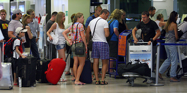 Velika Gorica, 080710.Zracna luka Pleso dan uoci najavljenog strajka stjuardesa Croatia airlinesa.Guzve i putnici u zracnoj luci Pleso.Foto: Davor Pongracic / CROPIX