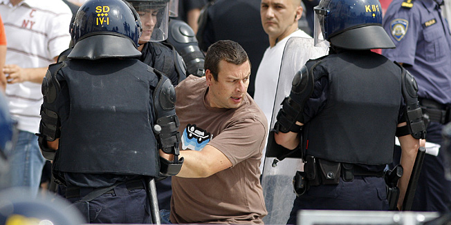 Split, 110611.U Splitu se po prvi put odrzava Gay Pride koji organiziraju udruge Kontra, Iskorak i Domine. Povorka ponosa LGBT, prva izvan Zagreba, prolazi od Djardina preko Marmontove ulice i Rive do Peristila gdje je predvidjen prigodni programa.Na slici: policija u sukobu sa jednim od izgrednika.Foto: Ante Cizmic / CROPIX