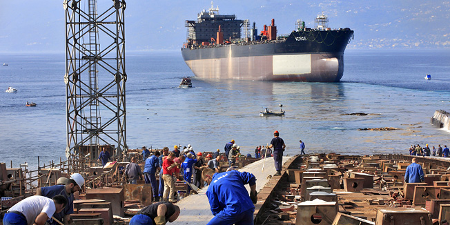 Rijeka, 190909.Danas je u 12h u rijeckom brodogradilistu 3. Maj porinut brod tanker Verige. Narucitelj i kupac broda je tvrtka United Shipping Services Inc. iz Liberije. Brod Verige ima maksimalnu nosivosti od 51800 tona, dugacak je 195.3 m, a sirok 32.2m.Na slici: Nakon porinuca, djelatnici 3. Maja ne gube previse vremena na slavlje vec se odmah bacaju na posao.Foto: Davor Zunic / CROPIX