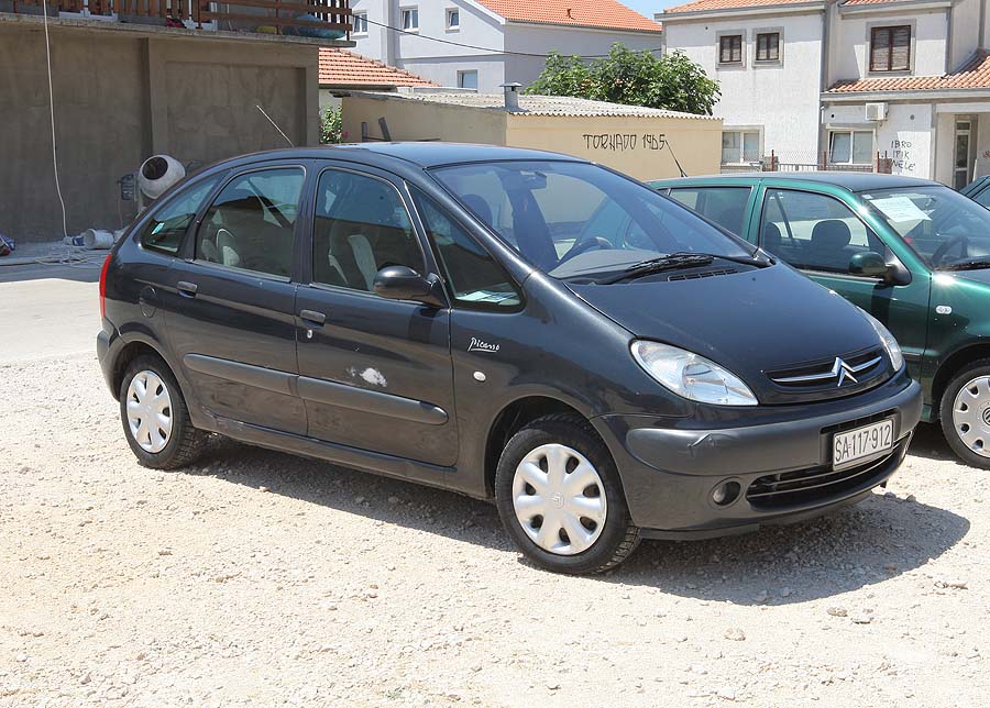 Zadar, 60511.Automobil srbijanskih registracija u ulici Petra Skoka na koji je netko tjekom noci bijelim sprejem napisao slovo U i Zadar. Jutros je policija izvrsila ocevid, traga za pociniteljima a vlasnik je sam uklonio natpise.Foto: Vladimir Ivanov / CROPIX