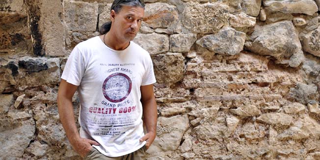 Split, 130611.Poznati pjevac Goran Karan u setnji starom jezgrom Splita.Na slici: Karan kod Tri volta.Foto: Jadran Babic / CROPIX