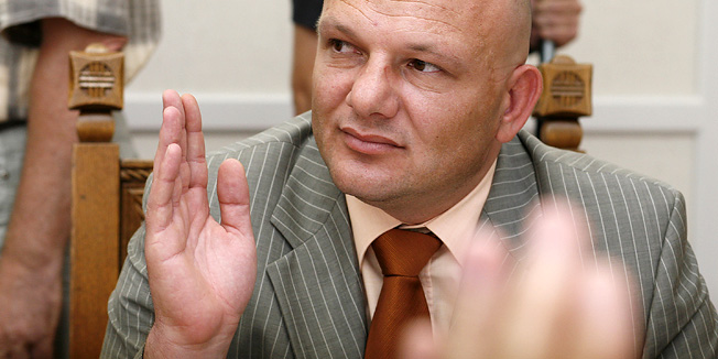 Zagreb, 170611.Hrvatski sabor.Sjednica mandatno - imunitetnog povjerenstva.Na slici: Zastupnik Ivan Drmic glasao je da mu se skine imunitet.Foto: Damjan Tadic / CROPIX