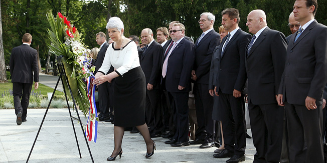 Zagreb, 170611.Mirogoj.U povodu obiljezavanja 22. obljetnice HDZ-a predsjednistvo HDZ-a na celu s premijerkom Jadrankom Kosor polozilo je vijenac na grob prvog hrvatskog predsjednika dr. Franje Tudjmana.Foto: Goran Mehkek / Cropix