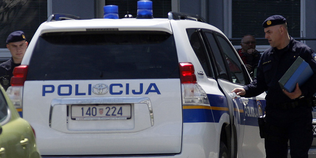 Varazdin, 020511.U prijepodnevnim satima policija je pretrazila prostorije tjednika Varazdinske vijesti, te uhitila direktora Ernesta Fisera, njegovog zamjenika Svebora Fisera i direktora marketinga Davora Masica. Na slici: policija nosi spise iz redakcije.Foto: Zeljko Hajdinjak / Cropix