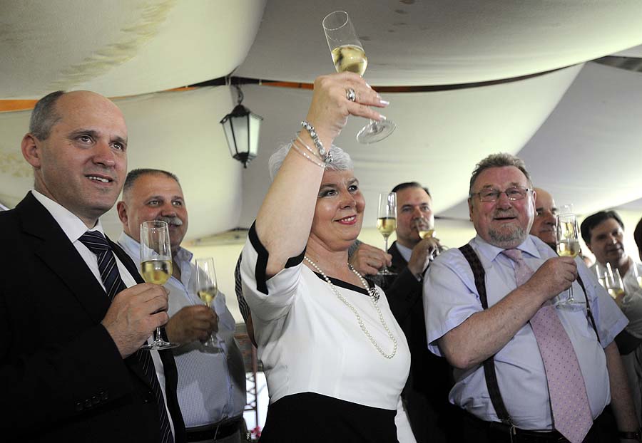 Zagreb, 170611.U povodu obiljezavanja 22. obljetnice HDZ-a Predsjednistvo HDZ-a, na celu s predsjednicom HDZ-a Jadrankom Kosor,  odrzali svecanu sjednicu u prostorijama NK Jarun. Na slici: Jadranka Kosor i stranacke kolege nazdravljaju sa sampanjcem.Foto: Drago Sopta / CROPIX