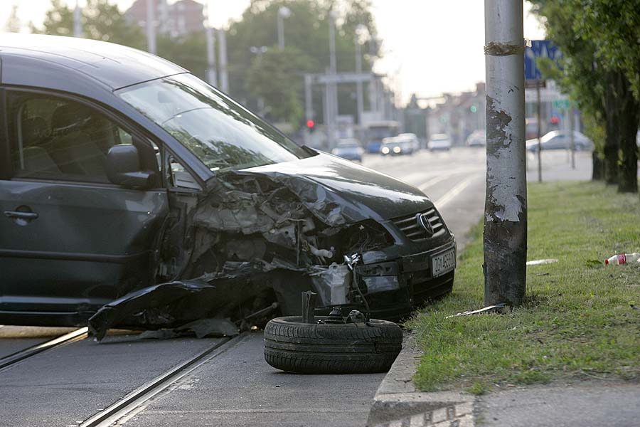 Zagreb, 180611.Maksimirska.Od 05:12h bio je zatvoren tramvajski promet na Maksimirskoj ulici kod Ravnica zbog naleta dostavnog Wolksvagen Cady-ja na drvo. Na slici: policija vrsi ocevid.Foto: Ranko Suvar / CROPIX