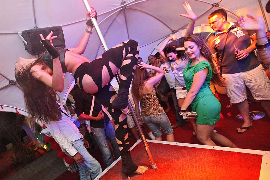 Trogir, 180611.Otvorenje nove sezone Coctail Kluba Red Carpet koji se nalazi na plazi ispod Hotelskog kompleksa Medena.Na slici: detalj sa otvorenja.Foto: Zvonimir Barisin / CROPIX