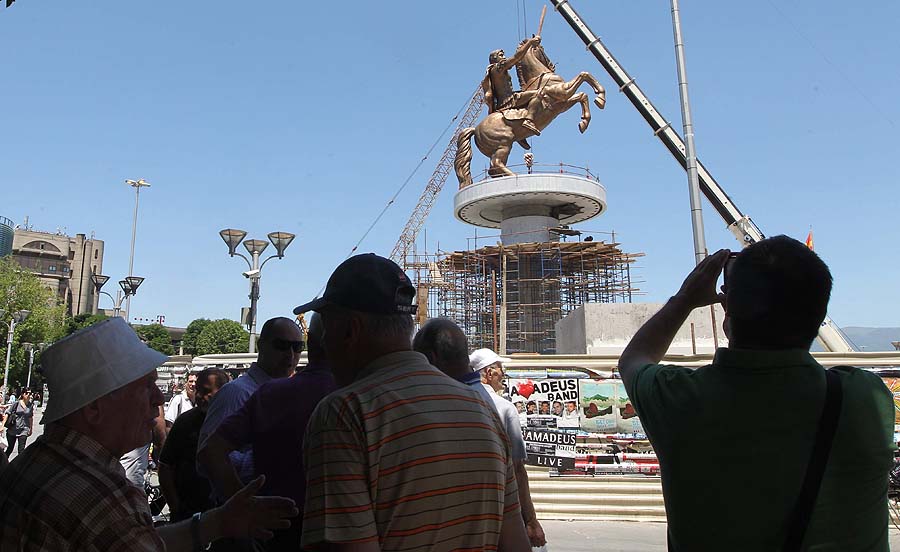 Skopje, Makedonija, 210611.U prisustvu velikog broja znatizeljnika konacno je sklopljen i postavljen najveci broncani kip Aleksandra Makedonskog, nazvan 